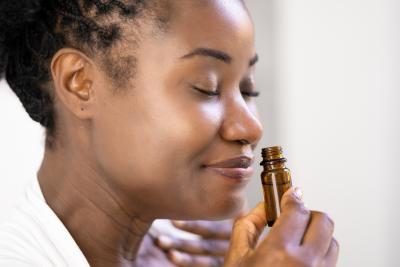 É seguro usar óleo essencial como perfume? Saiba o que pode e o que é proibido em aromaterapia